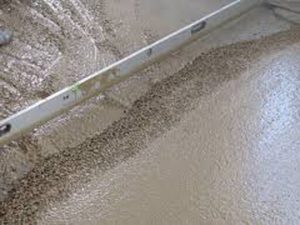 Цементно-песчаная стяжка пола: виды, особенности и варианты укладки